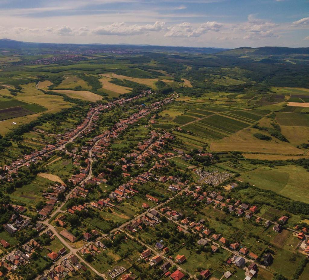 2 NOVAJ BEMUTATÁSA Egertől 12 km-re délkeletre, a Bükk lábánál, két domb völgyében fekszik Novaj az azonos nevű patak mentén.