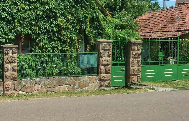 Elsősorban függőlegesen struktúrált rendszerű kerítéseket építsünk vízszintes tagolás nélkül.