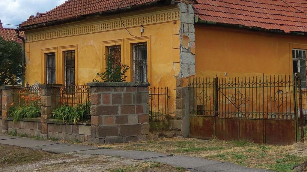 építsünk vízszintes tagolás nélkül. Javasolt a sötét, elsősorban pasztell barna és zöld, esetleg szürke színek alkalmazása, míg kerülendők az élénk, telített színek.