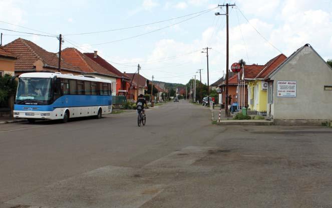 A FALUKÖZPONT SZABAD TEREI Eltérő funkciójú terek láncolata alkotja Novaj központját a községházától a buszállomásig.