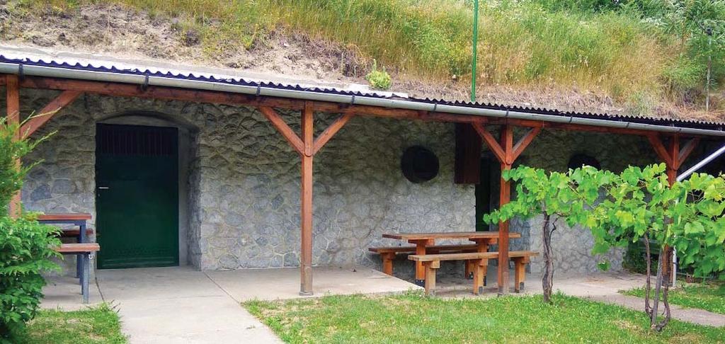 NOVAJ KAPUI [52] OSTOROS FELŐL PINCESOR FOGAD Poltrade Bt.