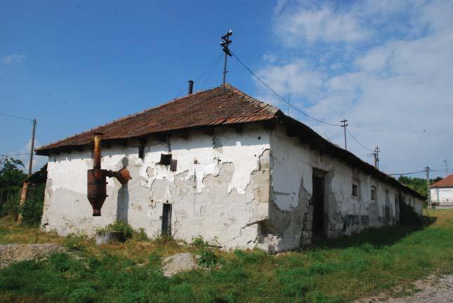 MAGTÁR A falu idősebb tagjainak elmondása alapján a magtár eredetileg dohány csomózó/feldolgozóként üzemelt.