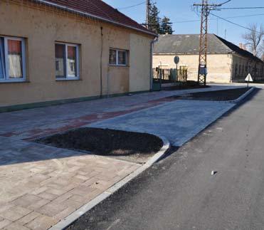 hu A különböző burkolattípusok alkalmasak az eltérő funkciók kijelölésére, az elválasztásukra szolgáló szegélyek pedig a műszaki funkció mellett tagoló hatásukkal