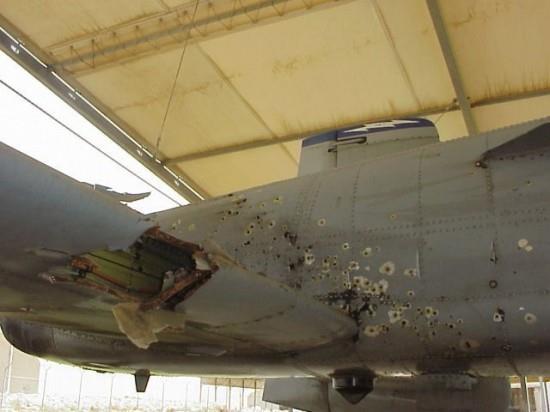 34.ábra. Bevetésben sérült A-10 Thunderbolt repülőgép [79.] A kormánylapok sérülése, elvesztése érzékeny pontja a repülőgép túlélőképességének.