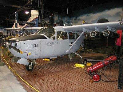 1. ábra. Felfegyverzett Cessna O-2B Skymaster [ 21.