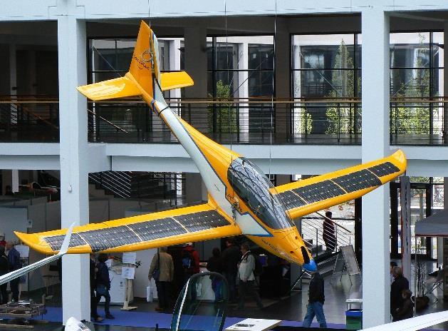 hozott. A PC-Aero GmbH az Electra One Solar repülőgépét mutatta be, amelynek a szárnyfelülete napelemekkel volt borítva.