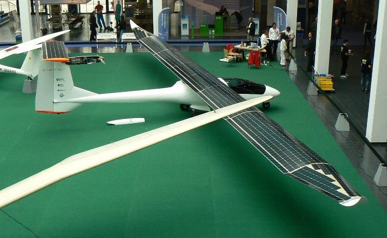 Napelemes, akkumulátoros energia tárolású repülőgépek a Friedrichshafen-i repülőkiállításon [Hennel Sándor őrgy.