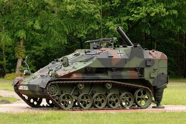 Készült 20 mm-es gépágyúval, tankelhárító rakétával, aknavetővel, légvédelmi radarral, légvédelmi rakétafegyverzettel szerelt, parancsnoki, mentő és műszaki változatban.