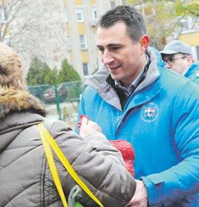 A családok összesen 22 tonna krumplit és 12 tonna almát vihettek haza. LG Nagy Géza: Így karácsony előtt mindenki örömmel fogadja ezt a kis segítséget.