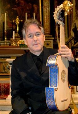 Vas Bence Octavio Lafourcade gitárművész 2014. március 3-án adott hangversenyt a Liszt Ferenc Hangversenyteremben a Zeneművészeti Intézetben.