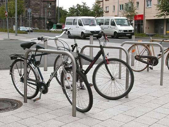 A leginkább bevált, és ezért a kerékpáros szervezetek által is javasolt kerékpártámasz az ún.