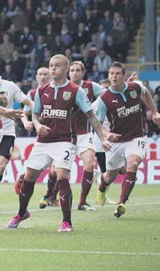 www.sport.sk FUTBAL 15 Manchester United hradby FC Burnley nedobyl, aj v tomto prípade sa Darren Fletcher proti húštine tiel hráčov súpera nedokázal presadiť.