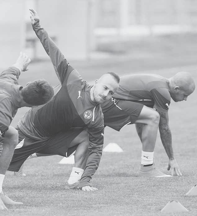 www.sport.sk FUTBAL 3 Miroslav Stoch (v strede) dorazil na zraz v prvej várke.