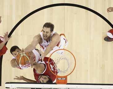 A-SKUPINA (Granada) SOBOTA: Egypt Srbsko 64:85, Francúzsko Brazília 63:65, Irán Španielsko 60:90. NEDEĽA: Srbsko Francúzsko 73:74, Brazília Irán 79:50, Španielsko Egypt 91:54.