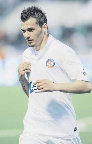 www.sport.sk FUTBAL 5 8. KOLO NAJVYŠŠEJ SÚŤAŽE Proti Košiciam sa pred dvoma týždňami blysol hetrikom, v sobotu rozštiepil svojou aktivitu obranu Myjavy a vzápätí potvrdil, že mení dres.