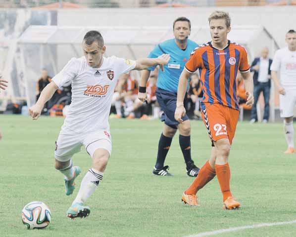 www.sport.sk FUTBAL 7 8. KOLO NAJVYŠŠEJ SÚŤAŽE Mikovič skončil v nemocnici WWW.SPORT.SK Senický brankár Michal Šulla sa predviedol vo výbornom svetle.