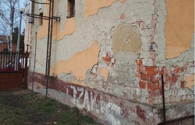 nehezebben szellőztethető helyiségekben kívánatos és célszerű lenne utólagos vízszigetelés (pl. tömbinjektálással) kialakítása.