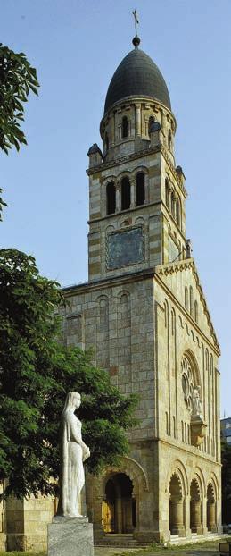 2. A KÖZÉPSÔFERENCVÁROSI PÁLI SZENT VINCE PLÉBÁNIA 641 A bizottság a fôvárostól a Vásártér, Haller utca és Mester utca sarkán kért területet a templom és a plébániaépület számára.