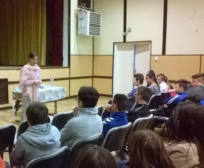 Megnézhették a gyerekek a fegyvereket, a híres és Európa-szerte rettegett visszacsapó íjat, és az ügyesebbek a kürtöt is megfújhatták.