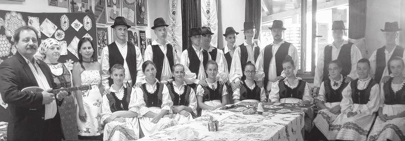 Szegedi Józsefné Erzsike csodaszép sárközi viseletben egy sárközi népdalcsokorral kezdte a megnyitót, majd Bognár Cecil népművelő, a Magyar Kultúra Lovagja a Magyarország az én hazám című dalt