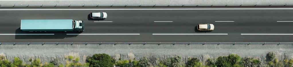 JÁRMŰVEZETŐ-TÁMOGATÓ RENDSZEREK Egy plusz szemet tartanak az úton. Adaptív sebességtartó automatika, előzetes ütközésfigyelmeztetés és vészfékrendszer. Kövesse a forgalom ritmusát erőfeszítés nélkül.