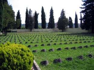 karszti kőből épített 2,5 m magas, feliratos gúlát emeltek. Az Isonzó-fronton négy ilyen emlékműve van az ezrednek. Feliratuk egységesen: A m. kir. 4. honv. gy.