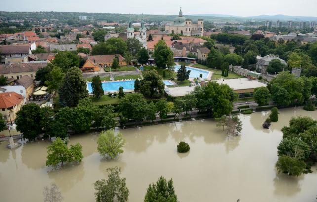 A hosszabb-rövidebb kulisszanyílású szakaszokon megfelelő magasságú (MÁSZ + 1,0 m) mobil árvízvédelmi elemek helyezendők el (lásd a tervezett hossz-szelvényt).