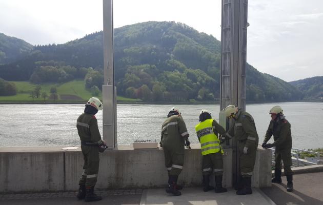 A támoszlopok a magasságuktól függő talpszélességgel rendelkeznek. A mobil fal részére egy megfelelő méretekkel rendelkező alaptest kerül kialakításra.