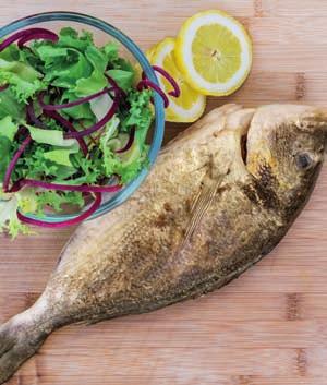 Céklás Bolero salátával igazi szuperfood kerül az asztalunkra, hiszen a magas fehérjetartalom mellé A-, C-, illetve B-vitaminokban, béta-karotinban, vasban, folsavban gazdag köretet is fogyasztunk.