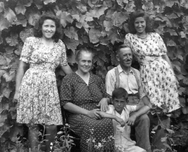 Gödi Almanach 171 Csak fel vil lan tom a leg fon to sab ba kat: a gőz gép, a trak tor, a csép lőgép mű kö dő ké pes sé gé nek biz to sí tá sa; sze ke rek, hin tók va sa lá sa; lópatkolás; a víz to