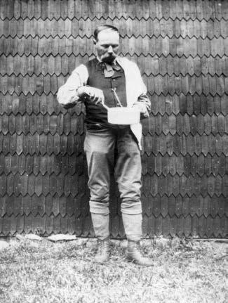 18 Gödi Almanach Elő ke rült az 1920/30-as évek ből egy fény kép, amely az alsógödi bor ba rá tok me ne dék hely ét, a nép sze rű körülszaros csár dát áb rá zol ja