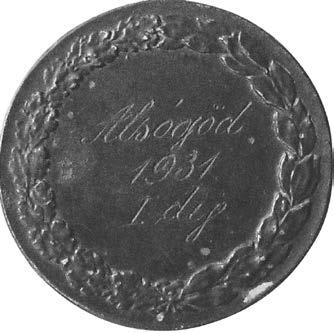 312 Gödi Almanach Még ugyan azon a hé ten LA JOS IST VÁN úr is meg aján dé ko zott két tárg gyal, ame lye ket ud va rá nak ren de zé se so rán ta lált.