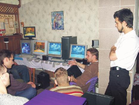LAPZÁRTA UTÁN HÍREK Philips 20 colos TFT monitor A Philips új, 200P3M típusú monitora bemeneti lehetôségek széles skáláját kínálja: a hagyományos VGA mellett DVI-I (analóg és digitális), S-Video és
