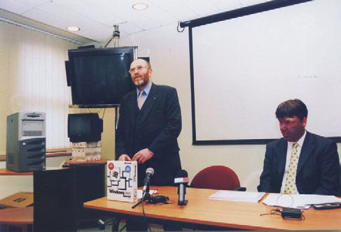 meg. A 2003-as Neumann-emlékév fôvédnöki tisztét Mádl Ferenc köztársasági elnök tölti be.