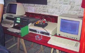 C64-NOSZTALGIA LEMEZSZEMLE Húsz év után A Van egy nagyon érdekes jelenség, amit alkalmam van megfigyelni számítástechnikai találkozókon, miközben hétrét görnyedve meredünk barátainkkal jó öreg