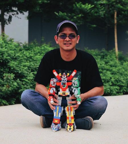 Mindig is nagy rajongója voltam a 70-es és 80- as évek szuper-robotjainak. Gyerekkoromban a szüleim vettek nekem egy Voltron játékot, amiért azóta is odavagyok.