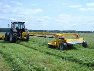 A vontatott kaszák egyik előnye hogy átlagos teljesítményű traktorral is nagy munkaszélesség érhető el, és a gép szállítása is biztonságosan végezhető.