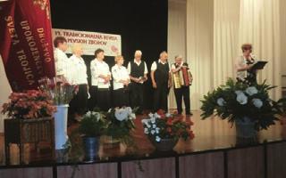 Posnetek je nastal ob obnovitvenih gradbenih delih leta 1964, pred vselitvijo cerkvenjaške trgovine Izbira v gospodarski del doma. Trgovsko podjetje Izbira Cerkvenjak je bilo ustanovljeno 1957.