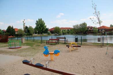 Az épületet körülölelő parkos terület, valamint az uszodához tartozó parkolók kialakítása az Önkormányzat feladata, ennek megfelelően az illetékesek meg is kezdték a terület rendezését.