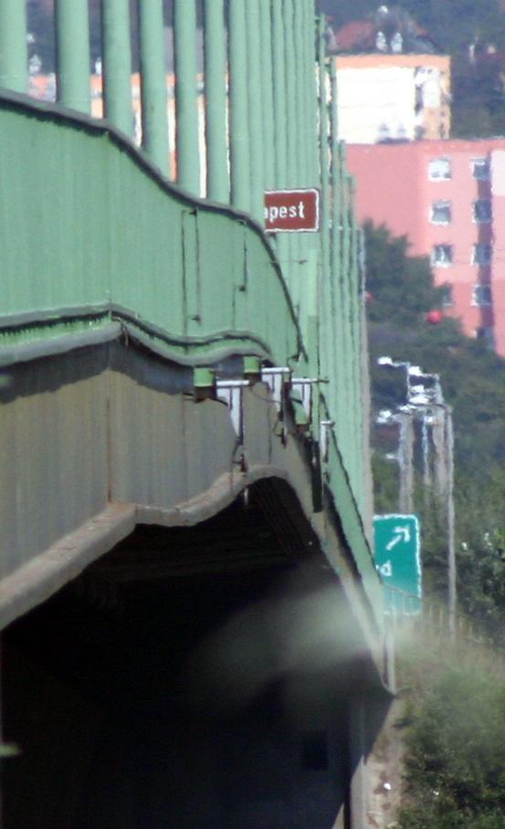 Amennyiben a főtartó nem megfelelő túlemelési alakkal gyártották le, és erre még időben fény derül, lehetőség van a szerkezet építés közbeni (betonozási szakaszok előtt, között és után történő)