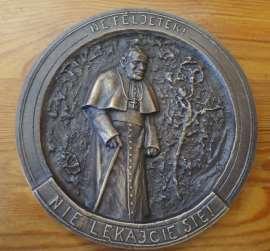 A II. János Pál pápát ábrázoló emlékplakettet a XVII. kerületi Lengyel Nemzetiségi Önkormányzat létesítette.