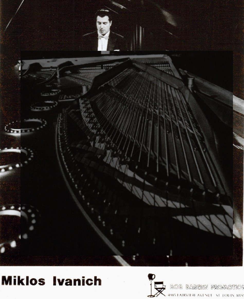 1950-56 között a budapesti Liszt Ferenc Zeneművészeti Főiskolán Ambrózy Béla professzor növendéke volt. 1956-ban elhagyta az országot, Párizsban telepedett le.