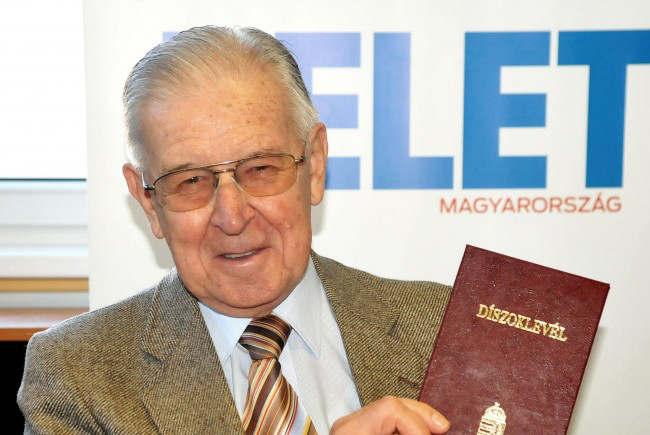 (A kép forrása: Szon) nár, igazgató.