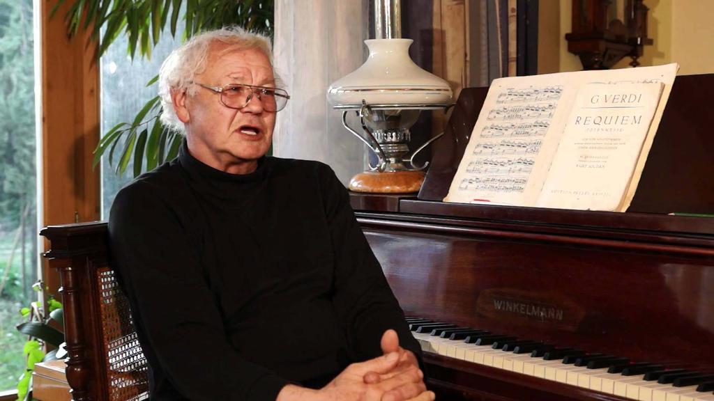zeneszerző. Tanulmányait 1956 és 1959 között a budapesti Liszt Ferenc Zeneművészeti Főiskola karmesterképző szakán, Kórodi András növendékeként végezte.