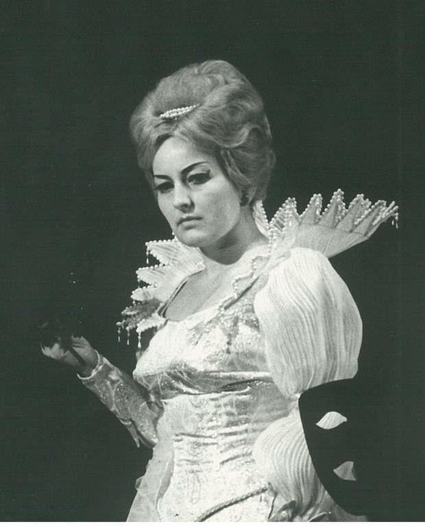 Szabadits Judit Amelia szerepében a Szegedi Nemzeti Színház színpadán, Verdi Álarcosbáljának 1969-es előadásán (Delmagyar.