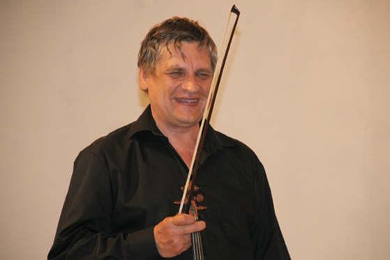 (A kép forrása: Tátrai Vilmos Kamarazenekar) koncertmester.