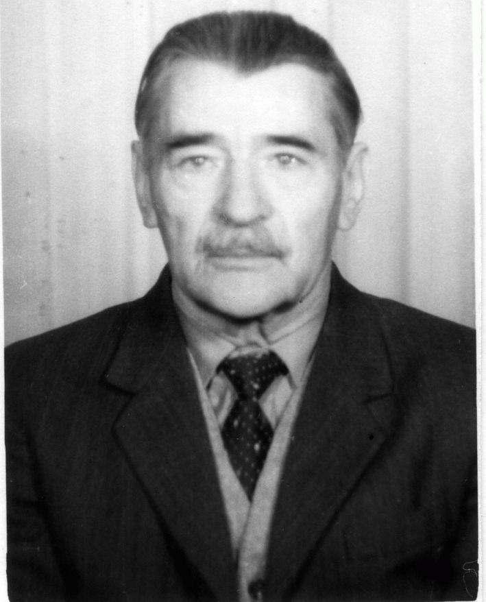 - Devecseriné Guthi Erzsébet (Budapest, 1892. VIII. 28. Budapest, 1965. IV. 28.) operaénekes, író, műfordító. Pályáját operaénekesnőként kezdte, majd műfordítói tevékenységet folytatott; - Dr.