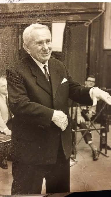 (Bereczky Sándor archívumából) harsonaművész, karnagy. 1911-1915 közt Presnitzben tanult; az I. világháború után Budapesten telepedett le. 1920-1923 közt a budapesti Zeneakadémián tanult.