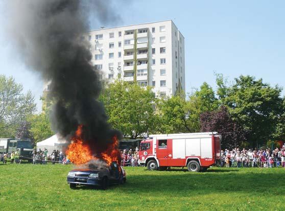 . Közbiztonsági nap Békásmegyeren Bognár Szilvia Titoktok koncertjével, a gólyalábas mutatványos kompánia vásári mutatványos Fotó: Kocsis László Zoltán Fotó: Kocsis László Zoltán előadásával és
