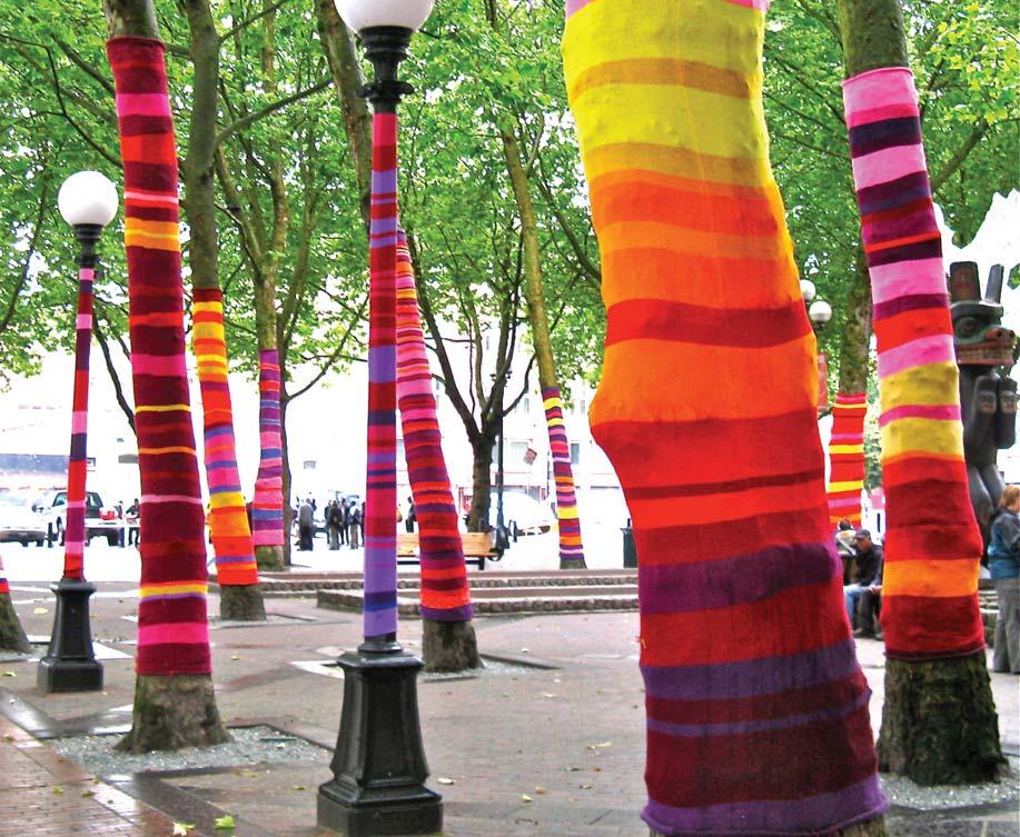 Van ugyanis egy észveszejtően mókás és a szivárvány minden színében pompázó őrület, ami végre nálunk is hódít: a yarn bombingnak elnevezett akciót magyarul fonalgerillázásnak hívják.